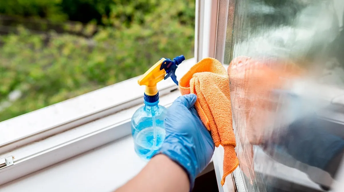 Einen Löffel ins Putzwasser — so bleiben Ihre Fenster bis zum Frühling sauber