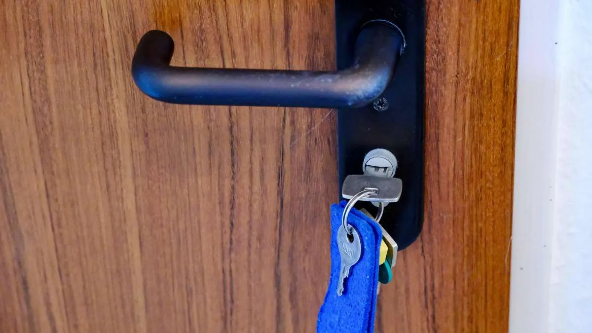Haustürschlüssel nachts innen stecken lassen: ein Risiko, das man vermeiden sollte