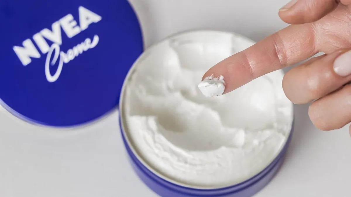 Nivea: Was eine Woche abendlicher Anwendung auf einer Gesichtshälfte bringt