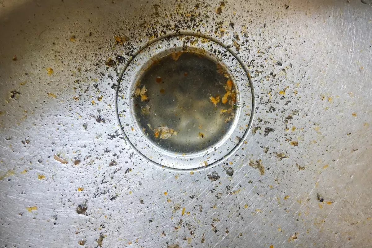 Hausmittel gegen verstopfte Abflüsse: Essig und Natron im Blick